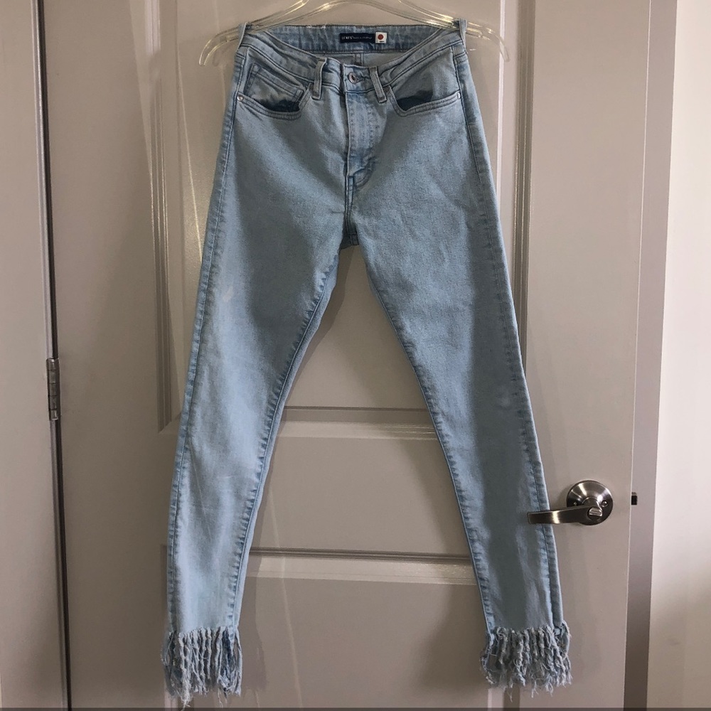 Levi’s Frayed Skinny Jean - High Waisted